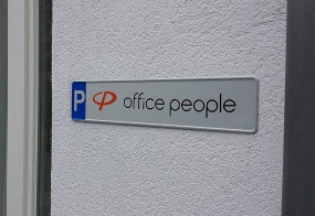 Parkplatzschild / Office People