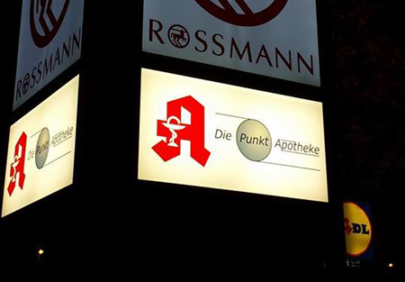 Leuchttransparent (angeschaltet) für die Punkt Apotheke in Rommerskirchen