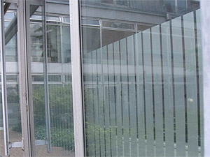 Sichtschutz (mit Milchglasfolie) für das Jugendamt der Stadt Neuss. Verwendet wurde hierfür in Streifen geschnittene Glasdekorfolie.