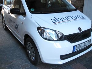 Fahrzeugbeschriftung mit roter und blauer Folie foliert, für alvortuna die Firma für Versicherungen und Finanzdienstleistungen in Mönchengladbach Wickrath.