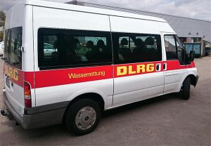 Autobeschriftung (Autofolierung) eines Ford Transits, nach DLRG Standard, der deutschen Lebens-Rettungs-Gesellschaft aus der Ortsgruppe Bedburg.