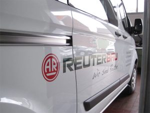 Busfolierung mit Folienschrift und Digitaldruck eines Ford Transit Bus für das Bauunternehmen REUTERBAU in Grevenbroich Wevelinghoven.