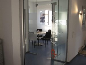 Glasdekor als Sichtschutz für einen Warteraum in den Räumlichkeiten vom Personaldienstleiser Office People in Mönchengladbach Rheydt.