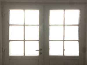 Sichtschutz mit undusichtiger, lichtdurchlässiger Milchglasfolie für eine Eingangstür.