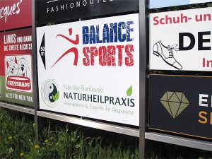 Wegweiser als Digitaldruck für eine vorhandene Schildanlage, für das Fitnessstudio Balance sports in Grevenbroich am Hammerwerk.