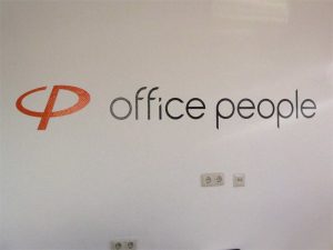 Beschriftung der neuen Räumlichkeiten von Office People in Mönchengladbach Rheydt Logo.