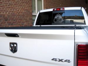 Autoaufkleber aus einer weißen Folien für einen Dodge 4x4 mit Logo der Ofen - Kamin - Firma Kachelofen Breuer in Viersen. 