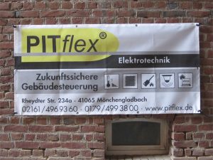 Meshbanner mit Digitaldruck, gesäumt und geöst für die Firma PITflex aus Mönchengladbach Dahl.