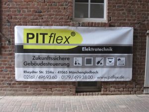 Meshbanner mit Digitaldruck, gesäumt und geöst für die Firma PITflex aus Mönchengladbach Dahl.
