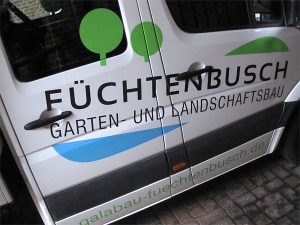 KFZ-Beklebung eines Mercedes Sprinters mit Doppelkabine, Pritsche und LKW-Plane.   Bedruckt mit farbigen Folienschrift für den Garten- und Landschaftsbaubetrieb FÜCHTENBUSCH aus Rommerskirchen.