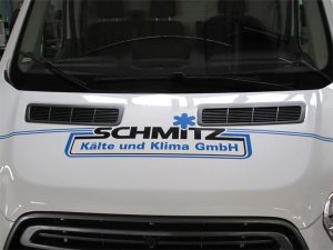 Pkw-Beklebung mit Folienschrift in Blau, Schwarz und grauen Froststernen für die Schmitz Kälte und Klima GmbH in Grevenbroich Kapellen.