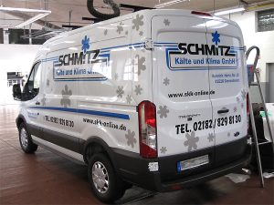 Pkw-Beklebung mit Folienschrift in Blau, Schwarz und grauen Froststernen für die Schmitz Kälte und Klima GmbH in Grevenbroich Kapellen.