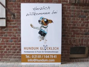 Werbeschild mit Digitaldruck und Schutzlaminat kaschiert für Hundepension und Hundetrainer HUNDUM GLÜCKLICH in Grevenbroich Allrath.