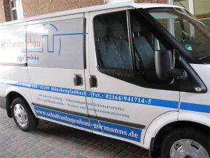 Fahrzeugbeschriftung (Autobeschriftung) mit schwarzer und blauer Folie foliert, für Schaltanlagenbau Grotmanns die Firma für Schaltanlagen in Mönchengladbach Rheydt.