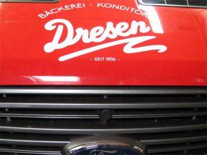 Autofolierung (Autobeschriftung) mit Folienschrift für die neuen Ford Transits der Bäckerei Konditorei Dresen in Neuss Norf.