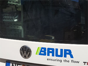 Fahrzeugbeschriftung (Autobeschriftung) bekelebt mit dreifarbiger Folie, für BAUR Prüf- und Meßtechnik GmbH in Wevelinghoven