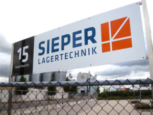 Ein Schild, mit mehrfarbigem Digitaldruck auf Aluverbundmaterial, für die Lagertechnik GmhB SIEPER aus Rommerskirchen.
