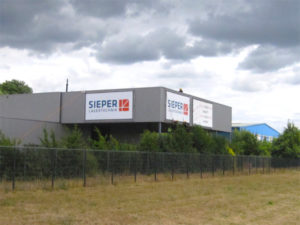 Produktion und Anbringung von zwei Großbanner, an die neue Logistikhalle der Firma SIEPER Lagertechnik GmbH in Rommerskirchen-Industriegebiet.