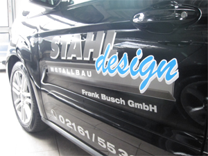 Pkw-Beschriftung eines schwarzem Tourneo Courier mit Digitaldruck, für Stahl-Design Frank Busch GmbH aus Mönchengladbach.