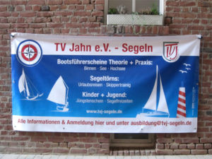 Aktionsbanner im Digitaldruck, gesäumt und geöst, gesponsort für den TV Jahn Kapellen Abteilung Segeln aus Grevenbroich Kapellen.