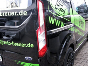 Autobeschriftung eines schwarzen Ford V-Sport mit grüner Digitaldruckfolie für den Ford-Händler Auto-Breuer aus Grevenbroich Wevelinghoven.