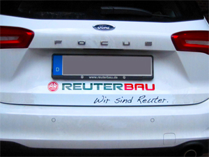 Fahrzeugbeschriftung eines Ford Focus für Reuter Bauunternehmen GmbH in Grevenbroich Wevelinghoven.