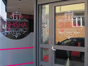 Fensterbeschriftung mit orientalischen Elementen für die Shishabar 2 Night