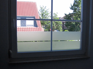 Glasdekorfolie zum Sichtschutz angebracht auf Fenstern