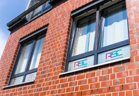 Fensterbeschriftung mit Glasdekor / RSC Group