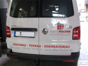  Pkw-Beschriftung mit Digitaldruck und Folienschrift foliert auf einem VW Transporter der Firma Albert Fischer GmbH aus Elze.