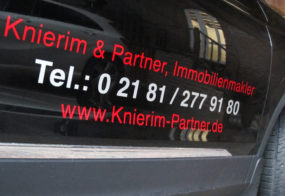 Knierim & Partner / Fahrzeugtürbeschriftung