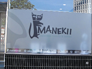 Mankii Fensterbeschriftung mit Glasdekorfolie in Düsseldorf für Mönchengladbach, Neuss und Umgebung